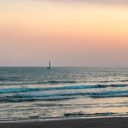 60 M2 - 6 People, 3-min Walk To Azur