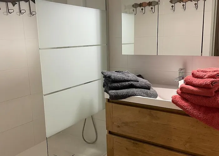 60 M2 - 6 People, 3-min Walk To Azur